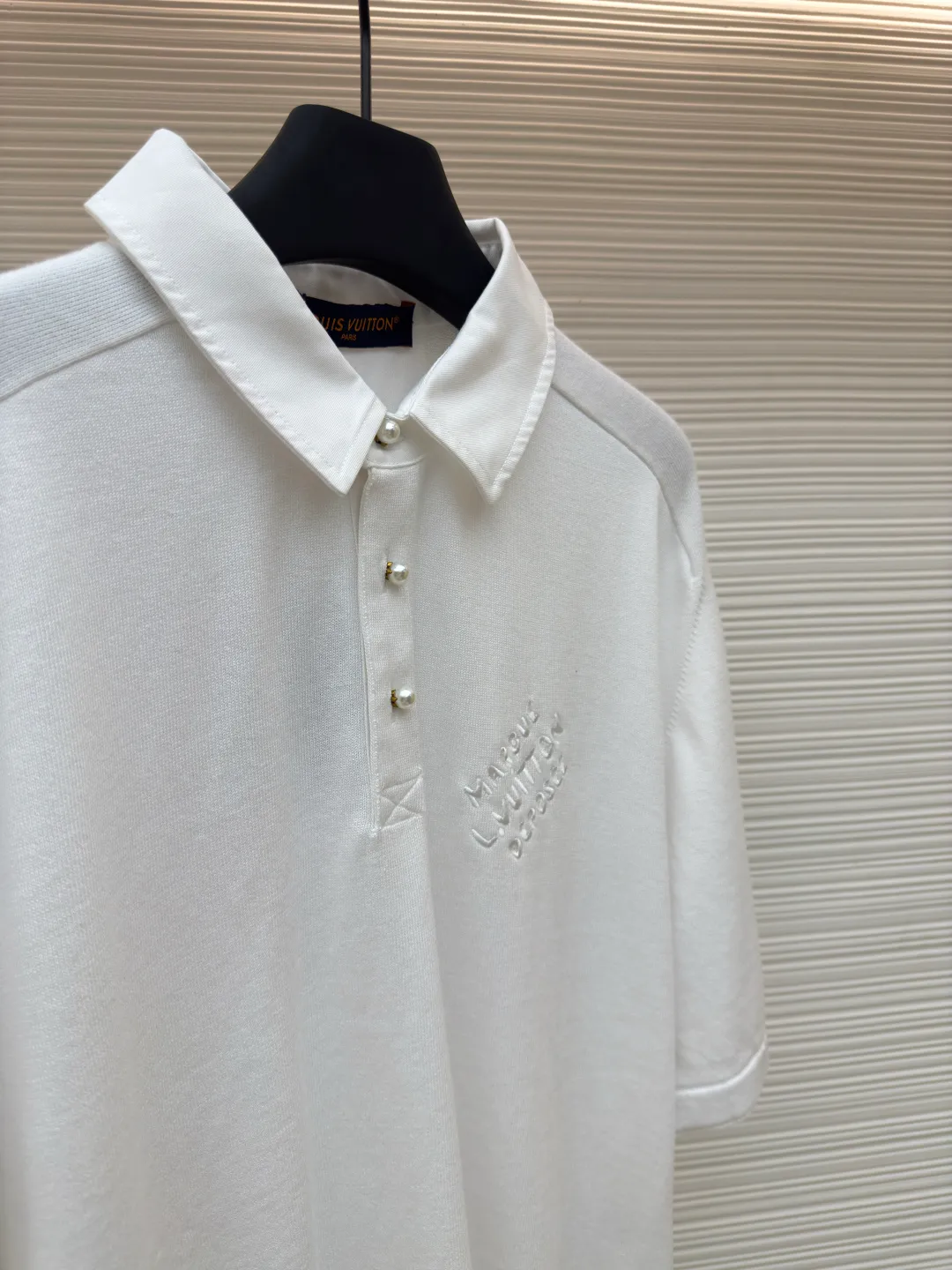 LOUIS VUITTON woolen polo POLO shirt ●Authentic product: Purchased and developed at 9650 ●Item number: 1680139-B05 ●Fabric: the finest fully combed cotton ●Technology: knitted embroidery ●Version: fitted version ●Weight: about 375g ●Size: XS-S-M-L ●Description: Made of Japanese Shima Seiki) high-end flat knitting machine to ensure seamless connection of collars, cuffs, hem ribs and other parts. The overall wiring is straight and delicate, the fabric is comfortable and soft, and the color is consistent without color difference. It can be matched with the same style to create a fashionable look and control various occasions. Customized accessories, complete with three standards, same style for men and women!